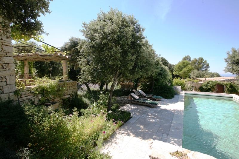 Maison en pierre en Luberon avec annexes et piscine